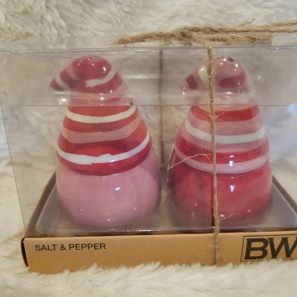 Ceramic Gnome Valentine Salt and Pepper Shaker Set New - Picture 3 of 5